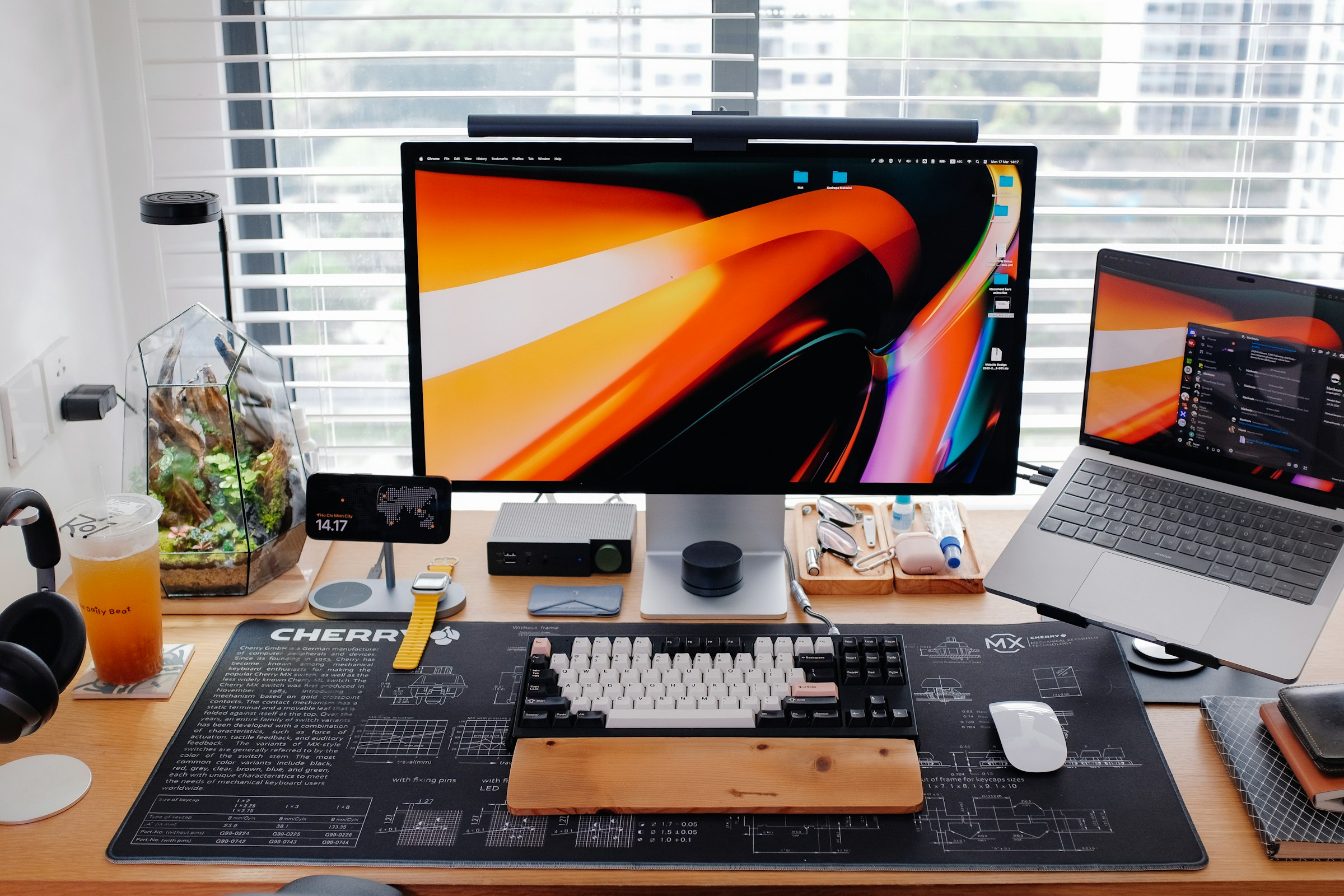 Vývojářský stůl s více monitory zobrazujícími kód