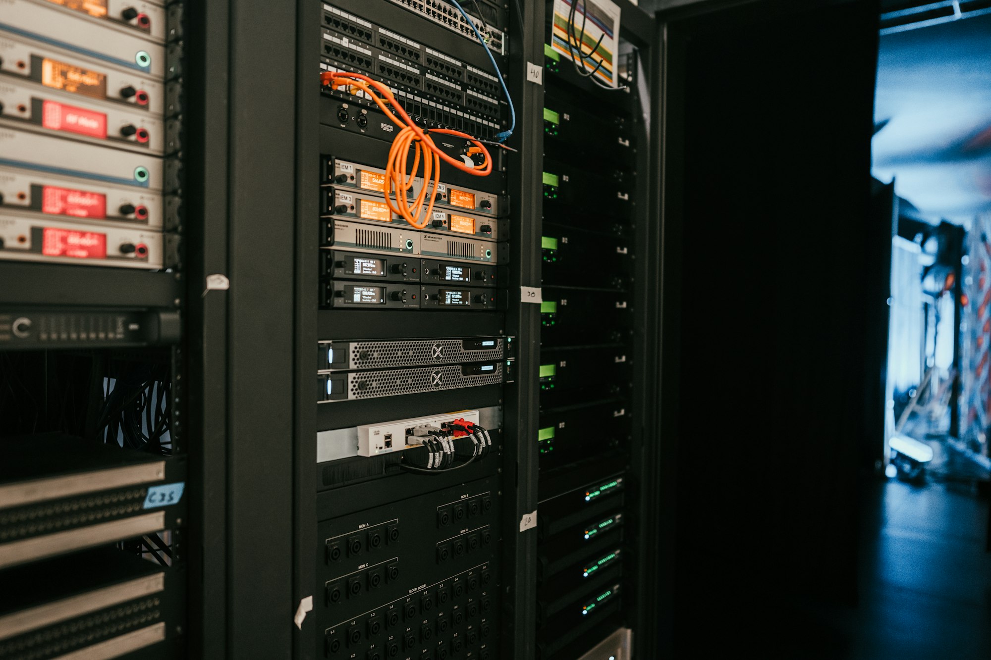 Serverová skříň s vlastním hardwarem
